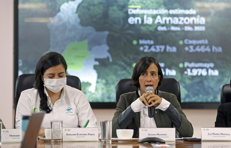 La ministra de ambiente de Colombia, Susana Muhamad (d), acompañada de la directora del Ideam, Ghisliane Echeverry Prieto, habla durante la presentación de un informe este lunes en Bogotá (Colombia). La ministra de ambiente de Colombia, Susana Muhamad (d), acompañada de la directora del Ideam, Ghisliane Echeverry Prieto, habla durante la presentación de un informe este lunes en Bogotá (Colombia).