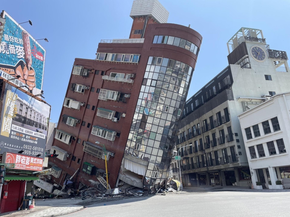 Este es uno de los dos bloques de viviendas quedaron parcialmente colapsados en Hualien (Taiwán). Este es uno de los dos bloques de viviendas quedaron parcialmente colapsados en Hualien (Taiwán).