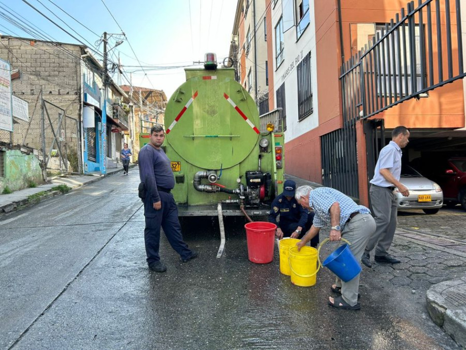 Los Bomberos, por medio de un carrotanque, han abastecido de agua a los usuarios afectados. Los Bomberos, por medio de un carrotanque, han abastecido de agua a los usuarios afectados.