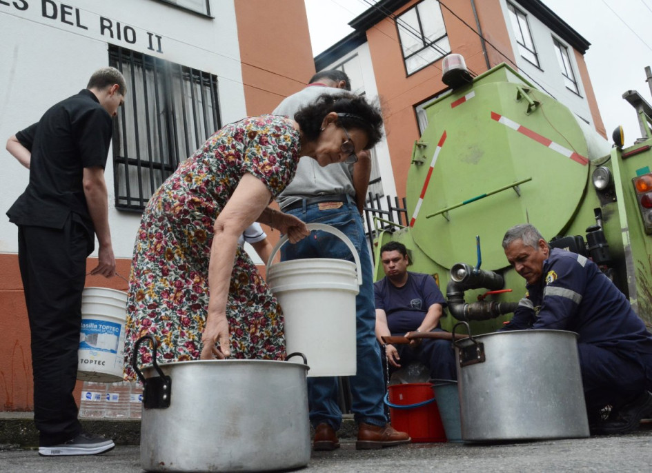 Ayer, habitantes del conjunto Pinares de Villamaría hacían fila para almacenar agua y poder cubrir sus necesidades básicas. Ayer, habitantes del conjunto Pinares de Villamaría hacían fila para almacenar agua y poder cubrir sus necesidades básicas.