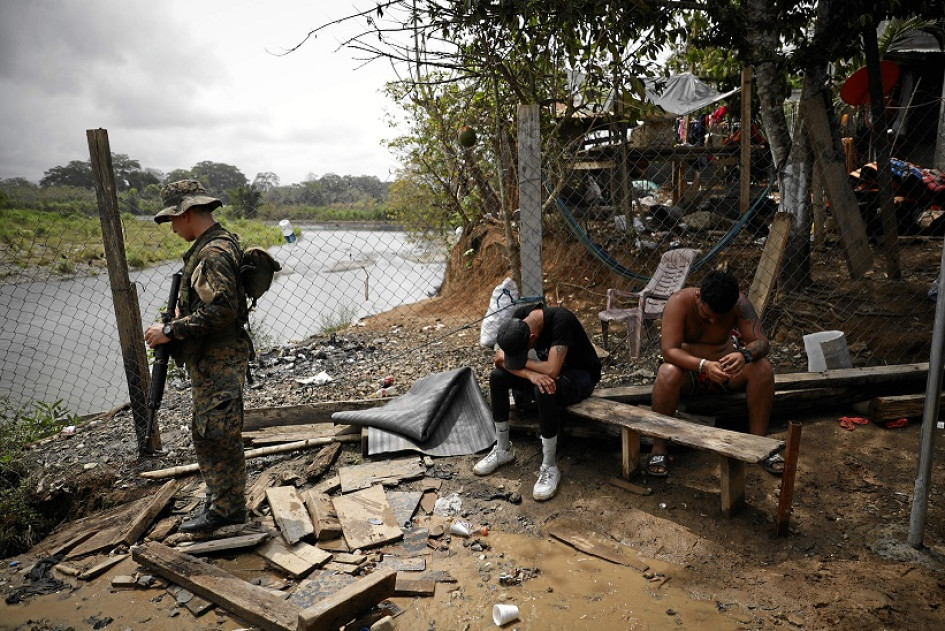 Foto | EFE | LA PATRIA Migrantes esperan para ser registrados por migración luego de cruzar la selva del Darién con rumbo a los Estados Unidos, en el poblado de Bajo Chiquito (Panamá). Foto | EFE | LA PATRIA Migrantes esperan para ser registrados por migración luego de cruzar la selva del Darién con rumbo a los Estados Unidos, en el poblado de Bajo Chiquito (Panamá).