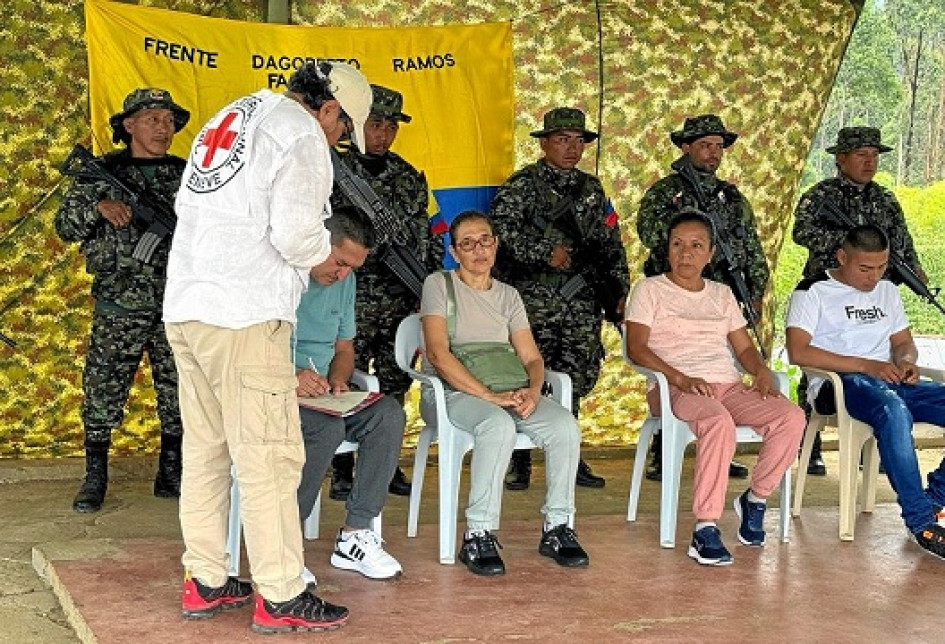 Foto | Fotografía cedida por el Emc a EFE | LA PATRIA En la foto, un integrante de la cruz roja junto a los dos fiscales, una acompañante y un soldado profesional liberados por el Emc. Foto | Fotografía cedida por el Emc a EFE | LA PATRIA En la foto, un integrante de la cruz roja junto a los dos fiscales, una acompañante y un soldado profesional liberados por el Emc.