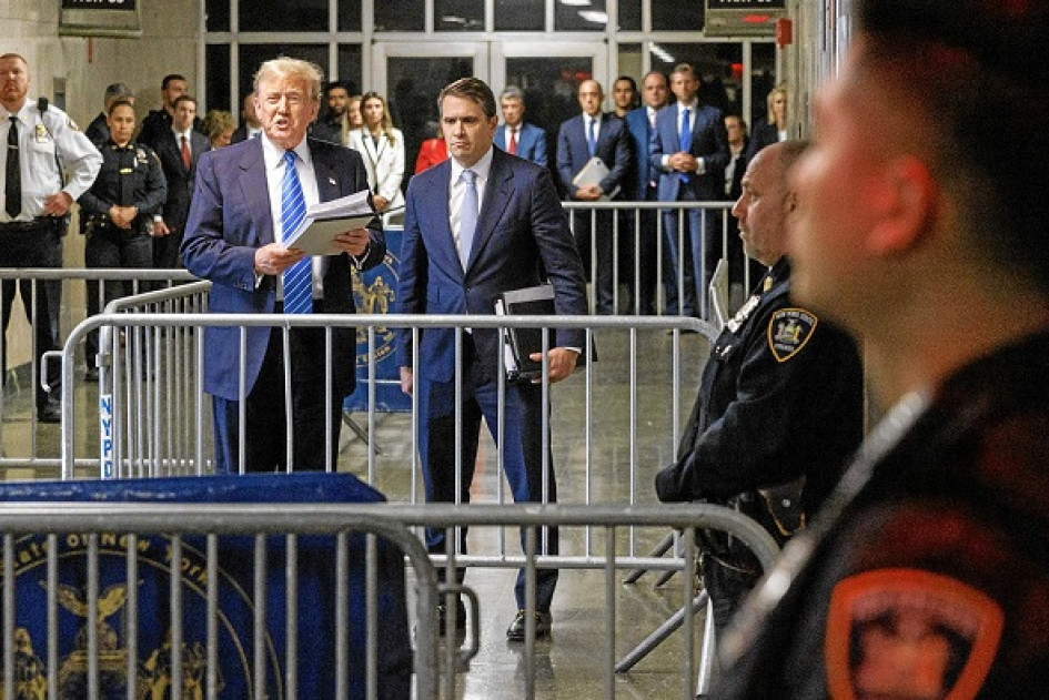 Foto | EFE | LA PATRIA El expresidente Trump, acompañado por su abogado, Todd Blanche, habló con la prensa tras asistir al juicio penal en su contra. Foto | EFE | LA PATRIA El expresidente Trump, acompañado por su abogado, Todd Blanche, habló con la prensa tras asistir al juicio penal en su contra.