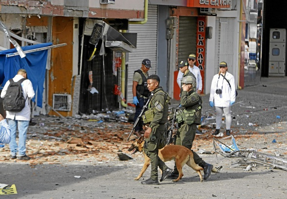 Integrantes de la Policía Nacional recorren el lugar donde explotó ayer una motocicleta-bomba en Jamundí (Valle del Cauca). Integrantes de la Policía Nacional recorren el lugar donde explotó ayer una motocicleta-bomba en Jamundí (Valle del Cauca).