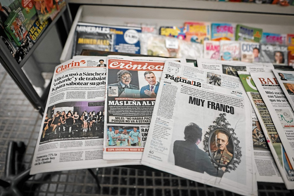 Las portadas de los principales diarios argentinos hacen referencia al pleito diplomático entre Javier Milei y Pedro Sánchez. Las portadas de los principales diarios argentinos hacen referencia al pleito diplomático entre Javier Milei y Pedro Sánchez.