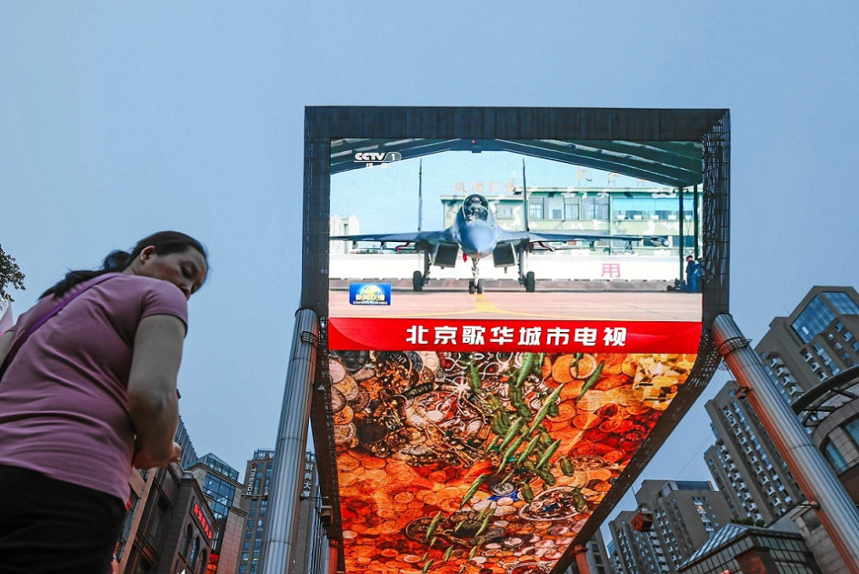 Una pantalla transmite en Pekín las noticias sobre los ejercicios militares de China alrededor de Taiwán. Una pantalla transmite en Pekín las noticias sobre los ejercicios militares de China alrededor de Taiwán.