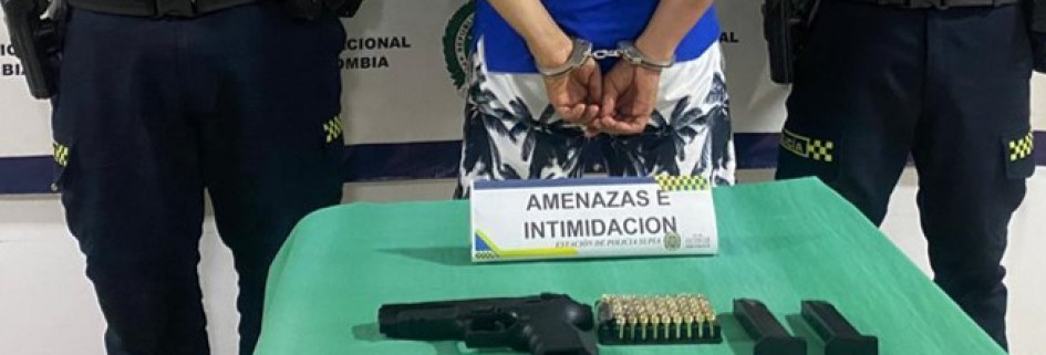 Al detenido le incautaron una pistola traumática calibre 9 milímetros, con dos proveedores y 46 cartuchos de ojiva de goma. Al detenido le incautaron una pistola traumática calibre 9 milímetros, con dos proveedores y 46 cartuchos de ojiva de goma.