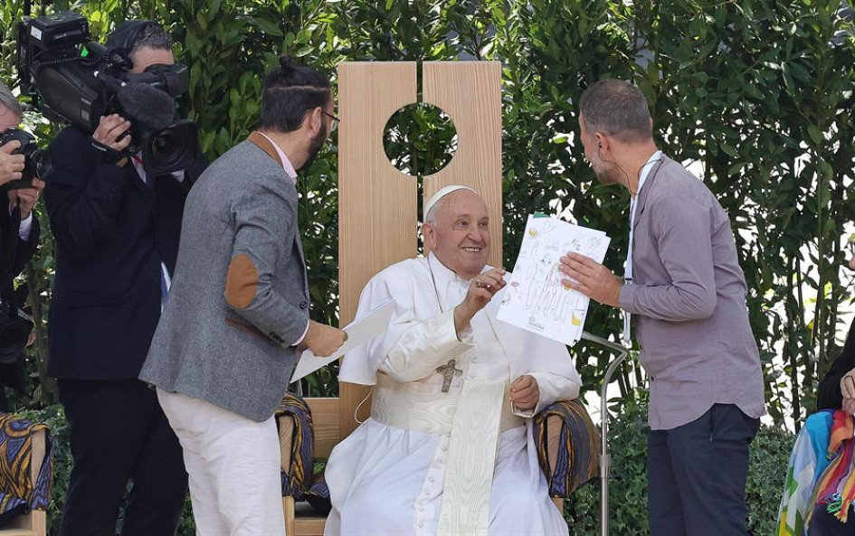 El israelí Maoz Inon (derecha) y el palestino Aziz Abu Sarah (izquierda), activistas de paz, le entregaron una declaración de paz al papa Francisco durante la reunión "Arena de la paz: justicia y abrazo de paz", en Verona (Italia). El israelí Maoz Inon (derecha) y el palestino Aziz Abu Sarah (izquierda), activistas de paz, le entregaron una declaración de paz al papa Francisco durante la reunión "Arena de la paz: justicia y abrazo de paz", en Verona (Italia).