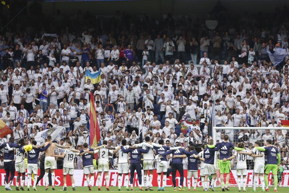 Real Madrid en el Santiago Bernabeu Los jugadores del Real Madrid saludan al público al finalizar el partido de la jornada 34 de la Liga EA Sports que le ganaron a Cádiz 3-0 en el estadio Santiago Bernabéu.
