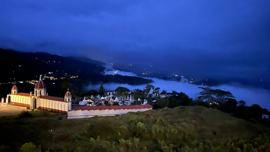 El cementerio San José se embellece con las nubes que se asoman al fond El cementerio San José se embellece con las nubes que se asoman al fond