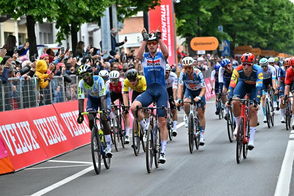 Tim Merlier celebra su triunfo en la tercera etapa del Giro. Tim Merlier celebra su triunfo en la tercera etapa del Giro.