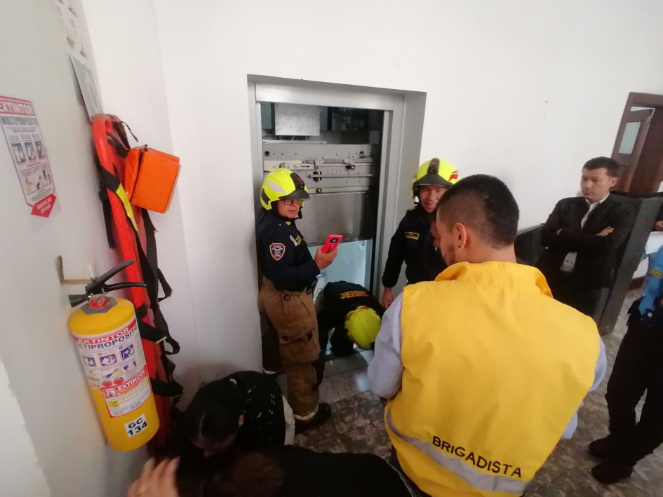 El elevador quedó suspendido entre el primer y el segundo piso del edificio de la Licorera, con dos ocupantes. El elevador quedó suspendido entre el primer y el segundo piso del edificio de la Licorera, con dos ocupantes.