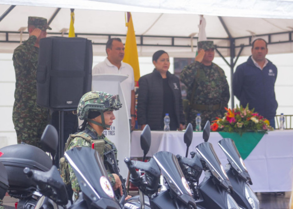 La semana pasada entregaron motos al Ejército. De blanco, el secretario de Gobierno de Caldas, Jorge Andrés Gómez Escudero. La semana pasada entregaron motos al Ejército. De blanco, el secretario de Gobierno de Caldas, Jorge Andrés Gómez Escudero.