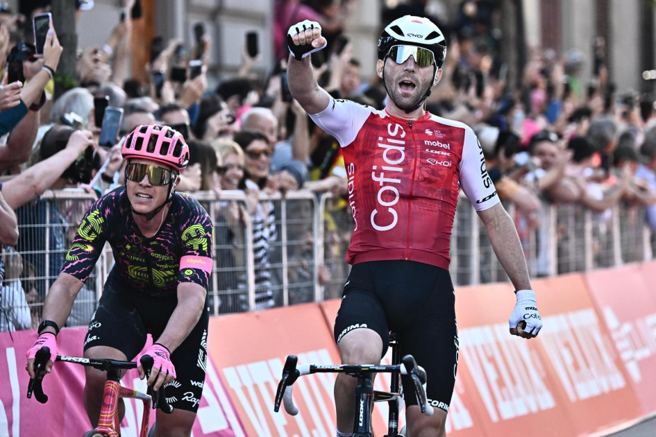 El ciclista francés Benjamin Thomas, del equipo Cofidis, celebra al ganar la quinta etapa del Giro de Italia 2024, una jornada de 178 km entre Génova y Lucca. El ciclista francés Benjamin Thomas, del equipo Cofidis, celebra al ganar la quinta etapa del Giro de Italia 2024, una jornada de 178 km entre Génova y Lucca.