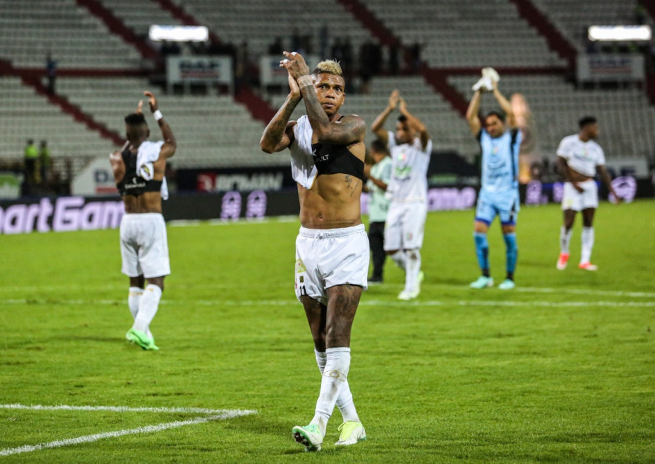 Los jugadores caminaron hacia la tribuna norte y le agradecieron a la afición el apoyo. El Once Caldas perdió con el Tolima y quedó eliminado. Los jugadores caminaron hacia la tribuna norte y le agradecieron a la afición el apoyo. El Once Caldas perdió con el Tolima y quedó eliminado.