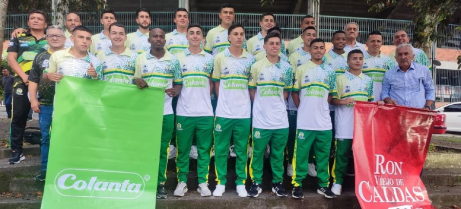 Los estudiantes de La Dorada posan con los computadores junto con Mauricio Lizcano, ministro de las TIC; Henry Gutiérrez, gobernador de Caldas; Wílder Escobar y Octavio Cardona, representantes a la Cámara, y Jhon Freddy Saldaña, alcalde. Los estudiantes de La Dorada posan con los computadores junto con Mauricio Lizcano, ministro de las TIC; Henry Gutiérrez, gobernador de Caldas; Wílder Escobar y Octavio Cardona, representantes a la Cámara, y Jhon Freddy Saldaña, alcalde.