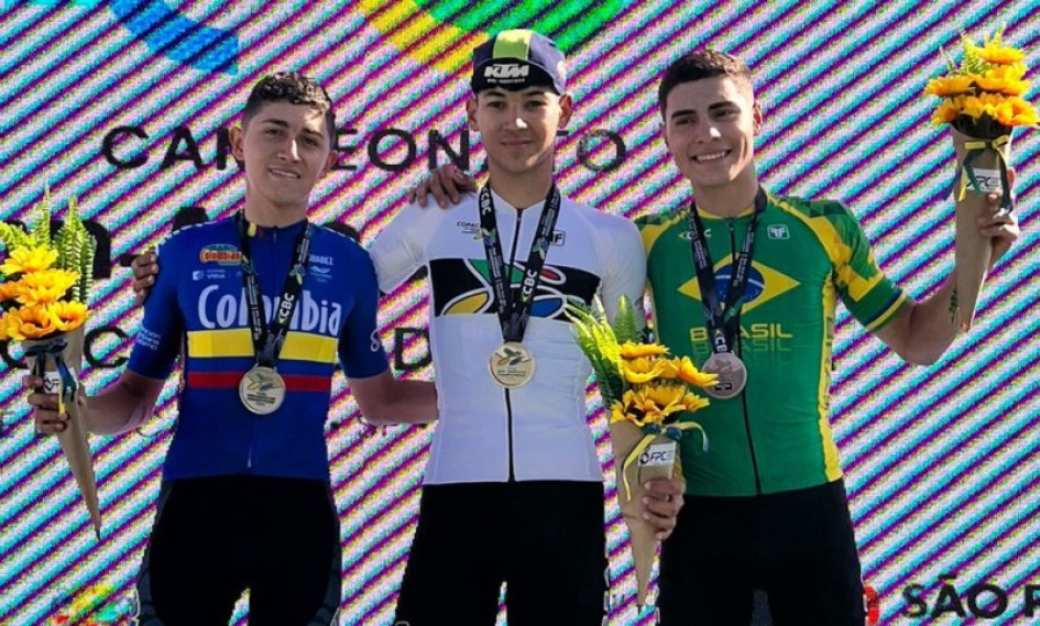 El caldense Juan David Restrepo (izquierda), en el podio del Panamericano de Ciclismo en Sao José dos Campos (Sao Paulo, de Brasil), en donde ganó medalla de plata. El caldense Juan David Restrepo (izquierda), en el podio del Panamericano de Ciclismo en Sao José dos Campos (Sao Paulo, de Brasil), en donde ganó medalla de plata.