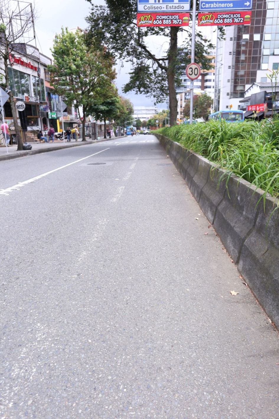 La línea es poco visible limitando la distinción en la vía de los vehículos y las bicicletas. La línea es poco visible limitando la distinción en la vía de los vehículos y las bicicletas.