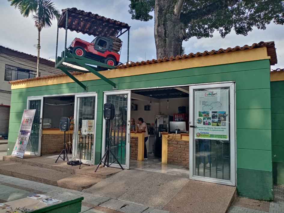 Los caficultores de Chinchiná exponen sus tostados en el Café al Parque, que es una cafetería creada por Comitur, asociación que agrupa a 13 productores del grano. Los caficultores de Chinchiná exponen sus tostados en el Café al Parque, que es una cafetería creada por Comitur, asociación que agrupa a 13 productores del grano.