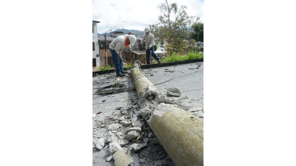 6 mil personas se quedaron sin energía por la caída de un poste en Altos de Niza. Las fuertes lluvias de la noche del martes provocaron que un árbol cayera sobre los cableados de electricidad, lo que hizo que la estructura se desplomara en la madrugada del miércoles. 6 mil personas se quedaron sin energía por la caída de un poste en Altos de Niza. Las fuertes lluvias de la noche del martes provocaron que un árbol cayera sobre los cableados de electricidad, lo que hizo que la estructura se desplomara en la madrugada del miércoles.