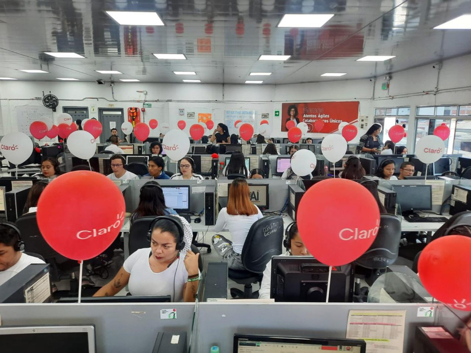 El 70% de las 95 mujeres empleadas por el call center son madres solteras. El 70% de las 95 mujeres empleadas por el call center son madres solteras.