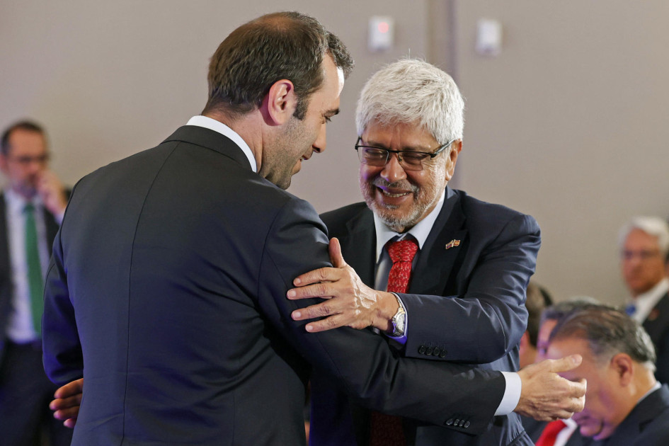 El ministro de Economía, Comercio y Empresa de España, Carlos Cuerpo (i) saluda al ministro de Comercio, Industria y Turismo de Colombia, Germán Umaña (d) durante la apertura del 'Encuentro empresarial Colombia-España', este martes en Bogotá. Allí, el ministro colombiano expresó el rechazo a las declaraciones de Milei. El ministro de Economía, Comercio y Empresa de España, Carlos Cuerpo (i) saluda al ministro de Comercio, Industria y Turismo de Colombia, Germán Umaña (d) durante la apertura del 'Encuentro empresarial Colombia-España', este martes en Bogotá. Allí, el ministro colombiano expresó el rechazo a las declaraciones de Milei.