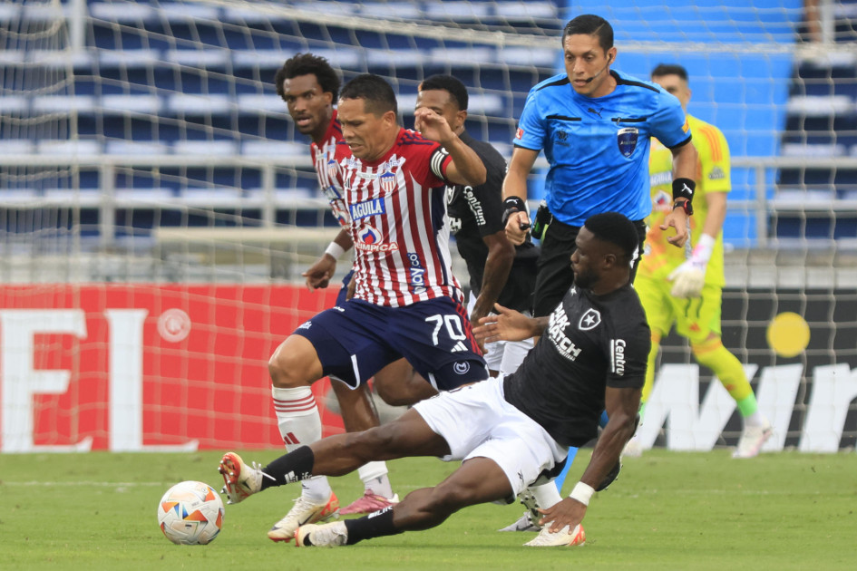 Carlos Bacca (i) disputa el balón con Bastos este martes, en un partido de la fase de grupos de la Copa Libertadores entre Junior y Botafogo en el estadio Metropolitano en Barranquilla. Carlos Bacca (i) disputa el balón con Bastos este martes, en un partido de la fase de grupos de la Copa Libertadores entre Junior y Botafogo en el estadio Metropolitano en Barranquilla.