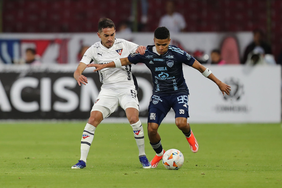 Lisandro Alzugaray (i) de LDU disputa el balón con José Enamorado de Junior este martes, en un partido de la fase de grupos de la Copa Libertadores entre LDU Quito y Junior en el estadio Rodrigo Paz Delgado en Quito (Ecuador). Lisandro Alzugaray (i) de LDU disputa el balón con José Enamorado de Junior este martes, en un partido de la fase de grupos de la Copa Libertadores entre LDU Quito y Junior en el estadio Rodrigo Paz Delgado en Quito (Ecuador).