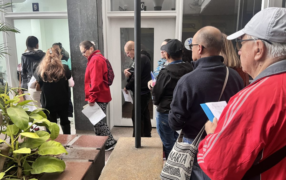 Docentes pensionados madrugan en Manizales para reclamar medicamentos en la nueva distribuidora, Farmat. Docentes pensionados madrugan en Manizales para reclamar medicamentos en la nueva distribuidora, Farmat.