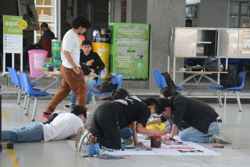 Estudiantes de la sede Manizales preparan sus pancartas para el encuentro nacional en Bogotá. Estudiantes de la sede Manizales preparan sus pancartas para el encuentro nacional en Bogotá.