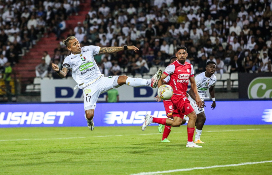 Dayro Moreno tuvo las oportunidades más claras del partido, pero no pudo marcar para el Once Caldas, que empató 0-0 con Independiente Santa Fe. Dayro Moreno tuvo las oportunidades más claras del partido, pero no pudo marcar para el Once Caldas, que empató 0-0 con Independiente Santa Fe.