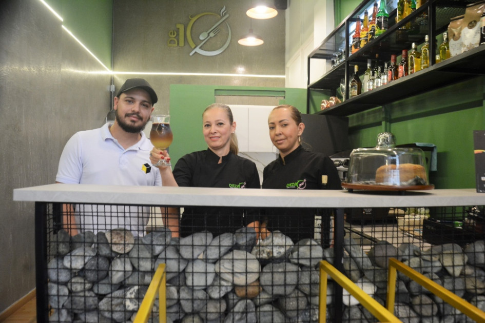 Marlon, Carolina y Yamile con la bebida refrescante Ocaso en Diez de 10 Coffee & Brunch. Marlon, Carolina y Yamile con la bebida refrescante Ocaso en Diez de 10 Coffee & Brunch.