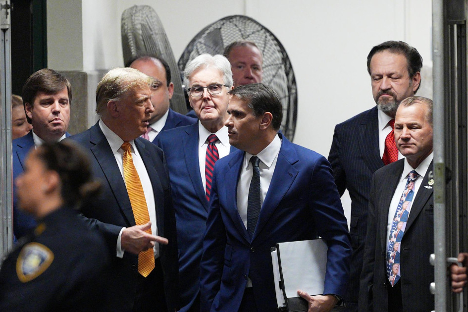 El expresidente estadounidense Donald Trump (2-i) hace gestos junto a su abogado Todd Blanche (c) cuando llega a su juicio por dinero secreto en la Corte Suprema del Estado de Nueva York en Nueva York, (EE. UU.), este martes. El expresidente estadounidense Donald Trump (2-i) hace gestos junto a su abogado Todd Blanche (c) cuando llega a su juicio por dinero secreto en la Corte Suprema del Estado de Nueva York en Nueva York, (EE. UU.), este martes.