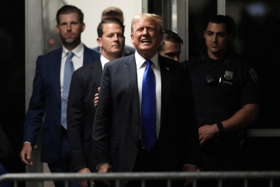 El ex presidente Donald Trump hace comentarios a los miembros de los medios de comunicación mientras regresa a la sala del tribunal en su juicio penal en la Corte Suprema del Estado de Nueva York, EE.UU. Los 12 jurados lo hallaron culpable. El ex presidente Donald Trump hace comentarios a los miembros de los medios de comunicación mientras regresa a la sala del tribunal en su juicio penal en la Corte Suprema del Estado de Nueva York, EE.UU.