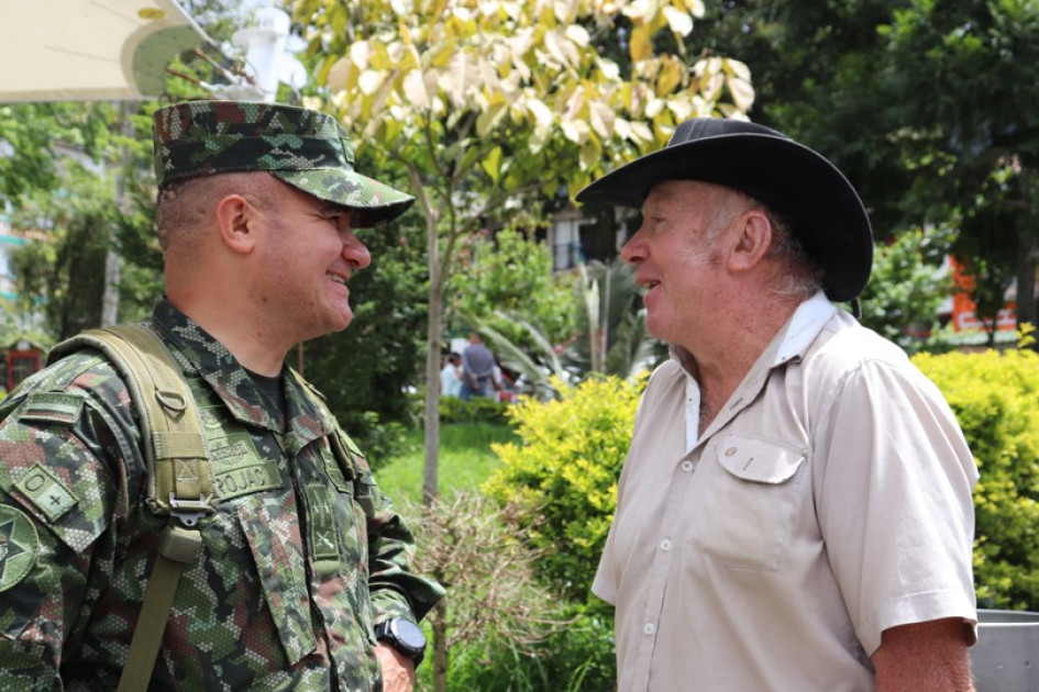 Durante la brigada cívico-militar que se realizó hace unas semanas en Pensilvania, se le vio al comandante del Batallón Ayacucho, coronel Juan Gabriel Rojas González, departiendo en diversos momentos con campesinos. Foto|Rubén Darío López|LA PATRIA