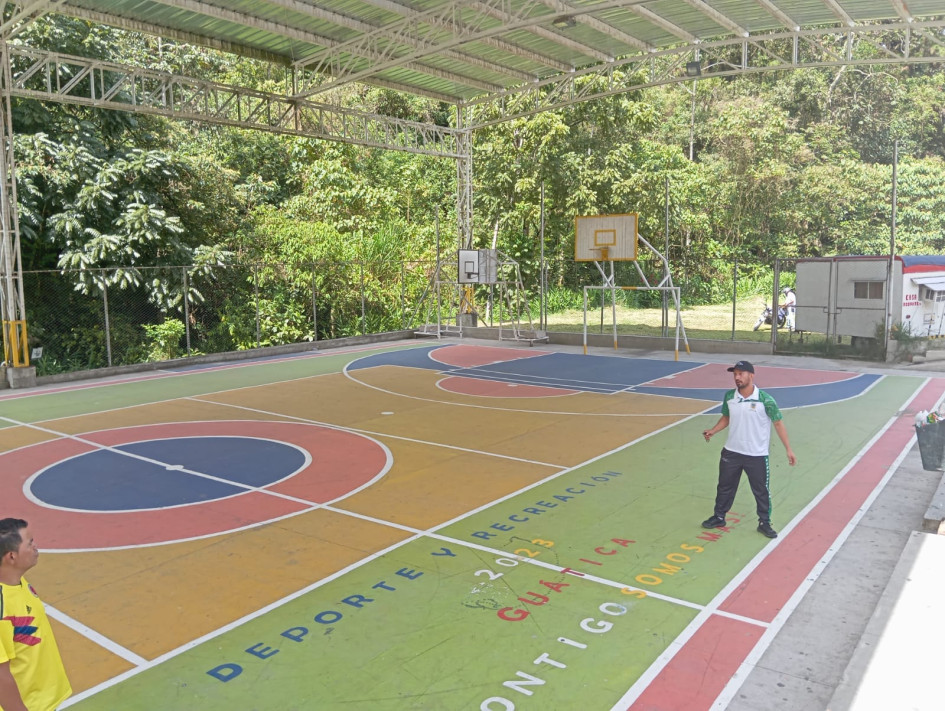 Cancha multifuncional en Guática Una cancha multifuncional entre las visitadas.
