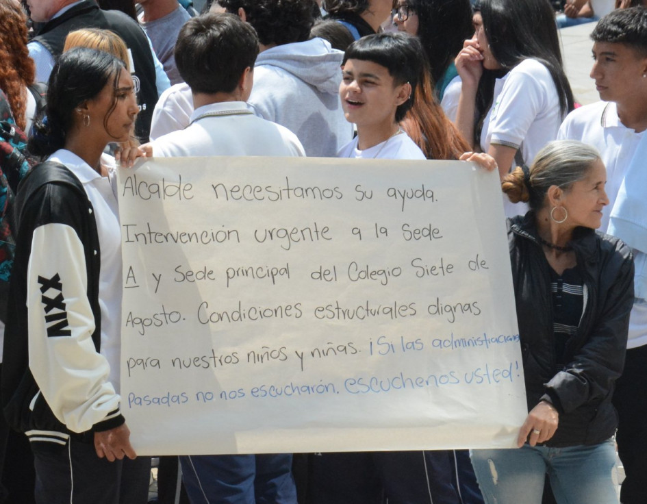 Comunidad del colegio Siete de Agosto, con un plantón, exigió obras en dos sedes. Comunidad del colegio Siete de Agosto, con un plantón, exigió obras en dos sedes.