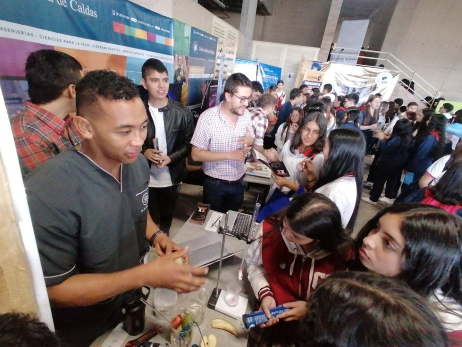Cerca de 3 mil estudiantes de Manizales asistieron la semana anterior a la tercera edición de Expo U, feria de universidades organizada por el diario LA PATRIA, para conocer la oferta de educación superior de la región. Cerca de 3 mil estudiantes de Manizales asistieron la semana anterior a la tercera edición de Expo U, feria de universidades organizada por el diario LA PATRIA, para conocer la oferta de educación superior de la región.