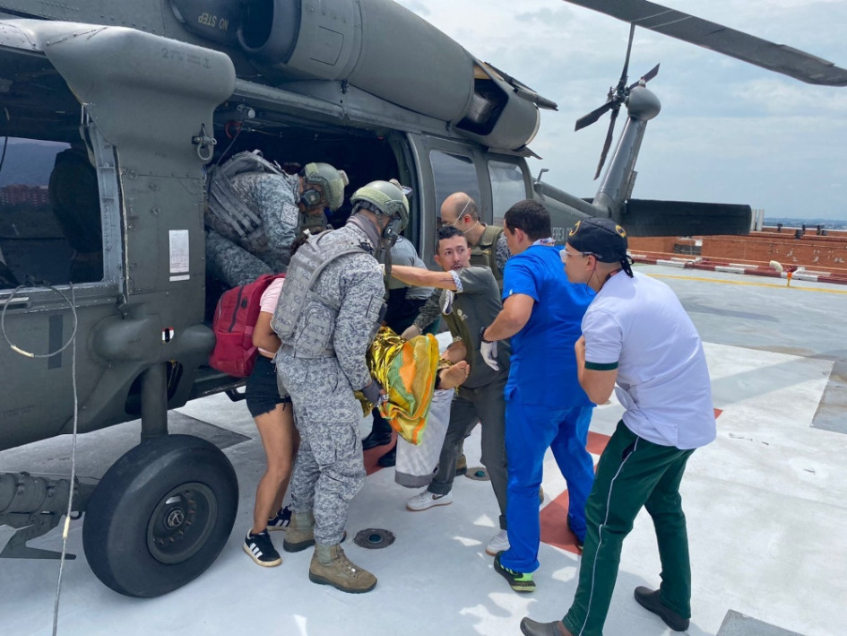 Personal médico de la Fuerza Aérea Colombiana transportó al hombre herido por la mina. Personal médico de la Fuerza Aérea Colombiana transportó al hombre herido por la mina.