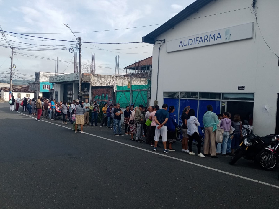 Filas de hasta dos cuadras se hacían en la mañana de este lunes para reclamar medicamentos en la sede de Audifarma en Chinchiná. Filas de hasta dos cuadras se hacían en la mañana de este lunes para reclamar medicamentos en la sede de Audifarma en Chinchiná.