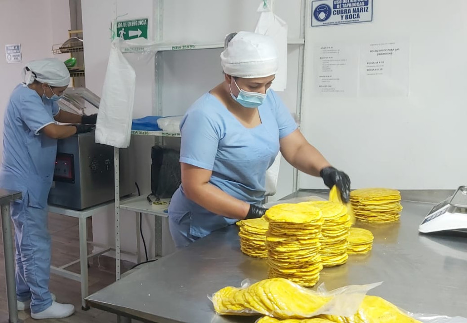 4 toneladas de patacones al mes es la producción que promedia Vinel, una compañía neirana creada por los esposos Viviana Jaramillo Aguirre y Nelson Echeverri Cano hace siete años. La empresa, ubicada en la vereda Pueblo Rico, emplea a ocho mujeres cabeza de familia y tiene como meta generar 20 puestos de trabajo en el municipio. 4 toneladas de patacones al mes es la producción que promedia Vinel, una compañía neirana creada por los esposos Viviana Jaramillo Aguirre y Nelson Echeverri Cano hace siete años. La empresa, ubicada en la vereda Pueblo Rico, emplea a ocho mujeres cabeza de familia y tiene como meta generar 20 puestos de trabajo en el municipio.