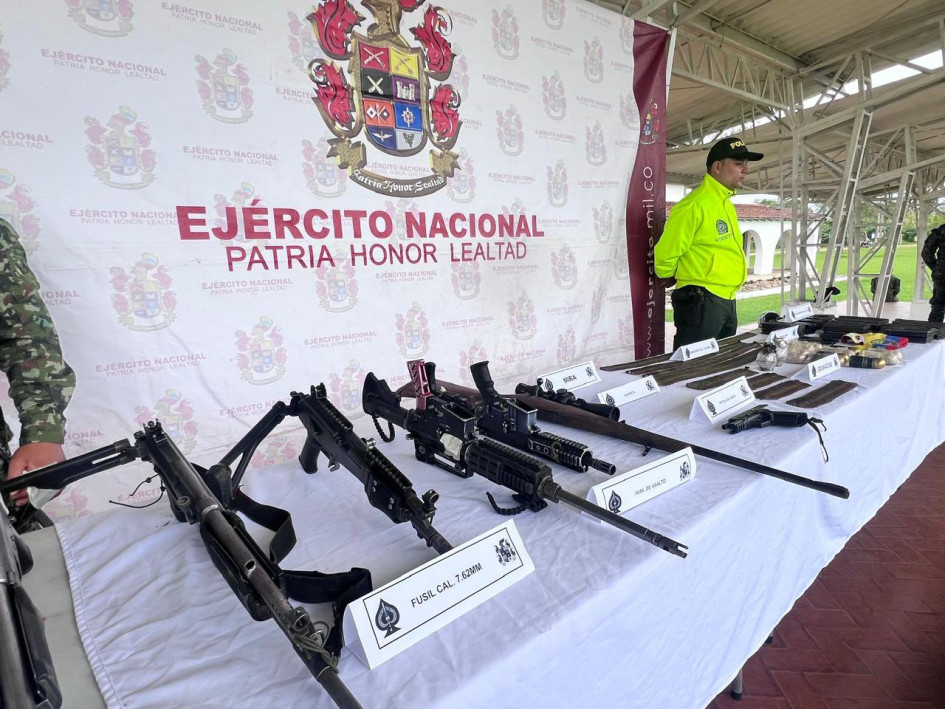 En el operativo, las Fuerzas Militares incautaron 5 fusiles, un rifle de alta precisión, armamento de diferentes características y material de guerra. En el operativo, las Fuerzas Militares incautaron 5 fusiles, un rifle de alta precisión, armamento de diferentes características y material de guerra.