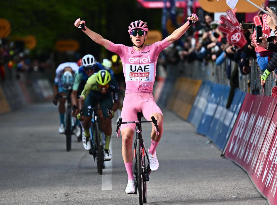 Tadej Pogacar gana la octava etapa del Giro de Italia, su tercera en esta edición. Atrás, llega el cundinamraqués Daniel Felipe Martínez, segundo en la jornada y en la general. Tadej Pogacar gana la octava etapa del Giro de Italia, su tercera en esta edición. Atrás, llega el cundinamraqués Daniel Felipe Martínez, segundo en la jornada y en la general.