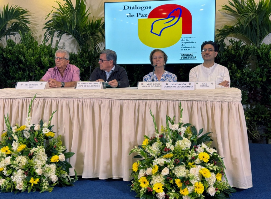Delegaciones del Gobierno de Colombia (d) y del Eln tras el acuerdo sobre la participación ciudadana en la construcción de los acuerdos de paz. Delegaciones del Gobierno de Colombia (d) y del Eln tras el acuerdo sobre la participación ciudadana en la construcción de los acuerdos de paz.