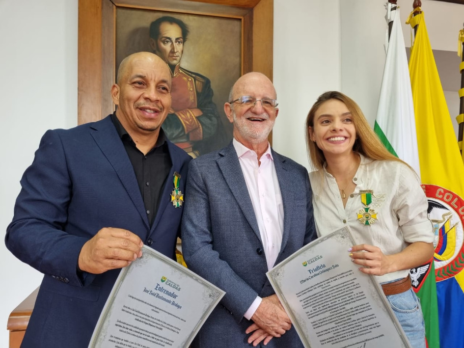 De izquierda a derecha, José Said Bustamante Bedoya, entrenador de la Liga Caldense de Triatlón; Henry Gutiérrez Ángel, gobernador de Caldas, y María Carolina Velásquez Soto, deportista que estará en los Olímpicos de París. De izquierda a derecha, José Said Bustamante Bedoya, entrenador de la Liga Caldense de Triatlón; Henry Gutiérrez Ángel, gobernador de Caldas, y María Carolina Velásquez Soto, deportista que estará en los Olímpicos de París.