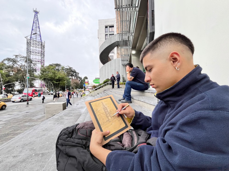Federico Salazar, conocido artísticamente como Fedeath, es un artista plástico de Villamaría (Caldas) que desde hace año y medio dibuja a lápiz y a papel los sitios más representativos de Manizales como la Torre de Herveo, ubicada en El Cable. Federico Salazar, conocido artísticamente como Fedeath, es un artista plástico de Villamaría (Caldas) que desde hace año y medio dibuja a lápiz y a papel los sitios más representativos de Manizales como la Torre de Herveo, ubicada en El Cable.