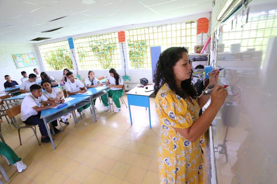 Nataly Loaiza, docente de la Institución Educativa La Cabaña, les da indicaciones a sus estudiantes en una clase de inteligencia emocional. Nataly Loaiza, docente de la Institución Educativa La Cabaña, les da indicaciones a sus estudiantes en una clase de inteligencia emocional.
