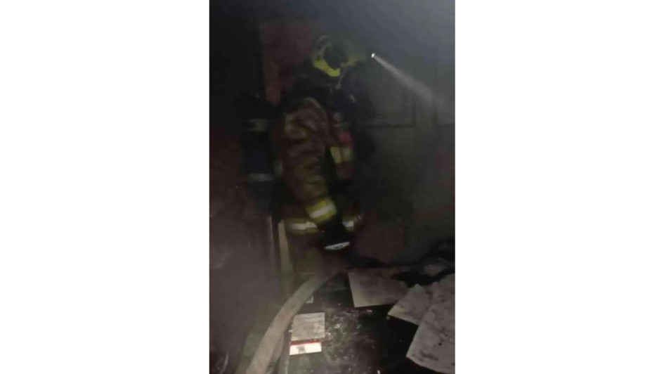 Una oficina se incendió en el Centro de Manizales en la madrugada de este lunes. La conflagración no dejó lesionados. Una oficina se incendió en el Centro de Manizales en la madrugada de este lunes. La conflagración no dejó lesionados.