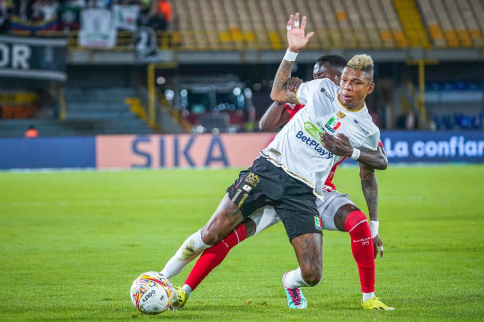 Once Caldas perdió en su visita a Santa Fe y complicó sus aspiraciones de llegar a la final de la Liga. Billy Arce pudo convertir un gol olímpico. Once Caldas perdió en su visita a Santa Fe y complicó sus aspiraciones de llegar a la final de la Liga. Billy Arce pudo convertir un gol olímpico.