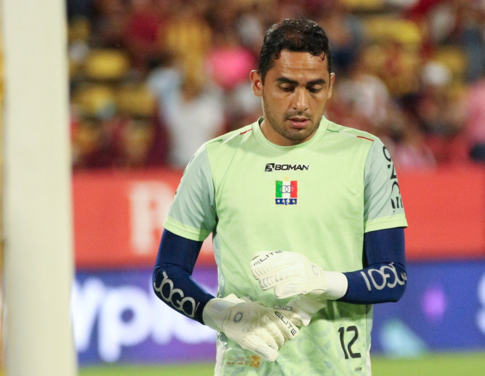 El portero James Aguirre, en el calentamiento para enfrentar al Deportes Tolima. 